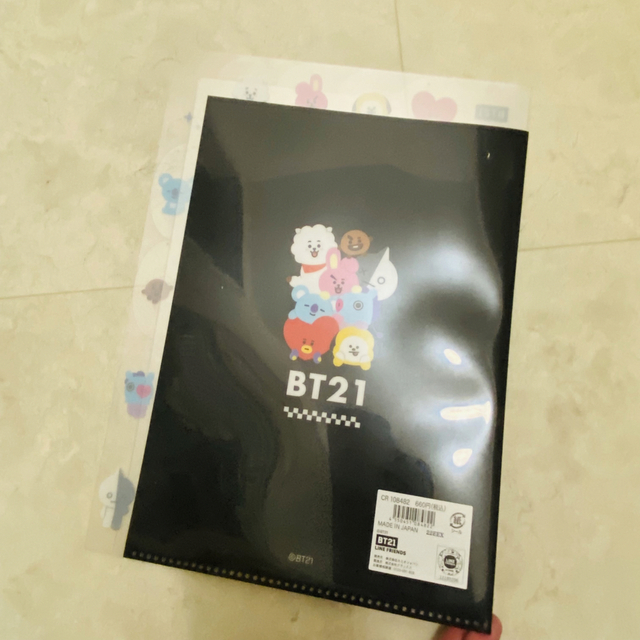 BT21(ビーティーイシビル)の新品　BT21  クリアファイル　ブラック インテリア/住まい/日用品の文房具(ファイル/バインダー)の商品写真