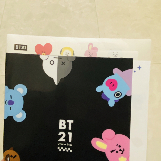 BT21(ビーティーイシビル)の新品　BT21  クリアファイル　ブラック インテリア/住まい/日用品の文房具(ファイル/バインダー)の商品写真