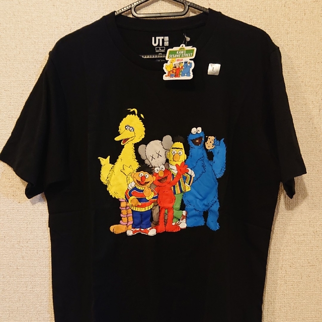 UNIQLO(ユニクロ)の【コラボ】ユニクロ UNIQLO カウズ×セサミストリート KAWS  Ｌ 新品 メンズのトップス(Tシャツ/カットソー(半袖/袖なし))の商品写真