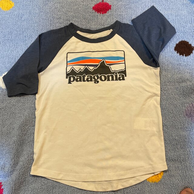patagonia(パタゴニア)のパタゴニア  ラグランTシャツ　7部袖　XS キッズ/ベビー/マタニティのキッズ服男の子用(90cm~)(Tシャツ/カットソー)の商品写真
