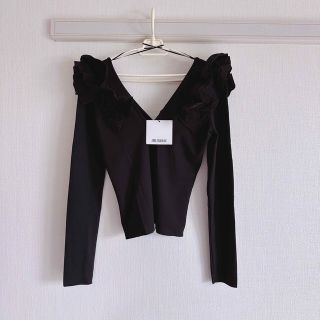 ザラ(ZARA)の新品タグ付き！ZARA ショルダーフリルトップス(カットソー(長袖/七分))