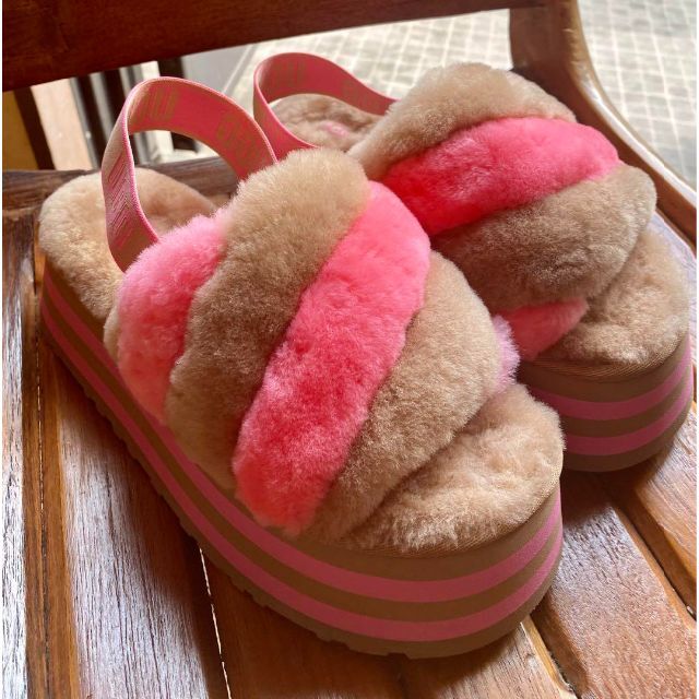 UGG(アグ)の完売しました。。。✨②超美品✨24✨UGG✨ディスコ ストライプ スライド✨厚底 レディースの靴/シューズ(サンダル)の商品写真