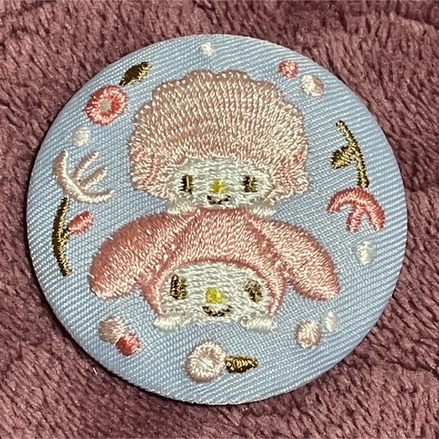 サンリオ(サンリオ)のサンリオ　刺繍缶バッジ　マイメロ&ピアノ エンタメ/ホビーのおもちゃ/ぬいぐるみ(キャラクターグッズ)の商品写真