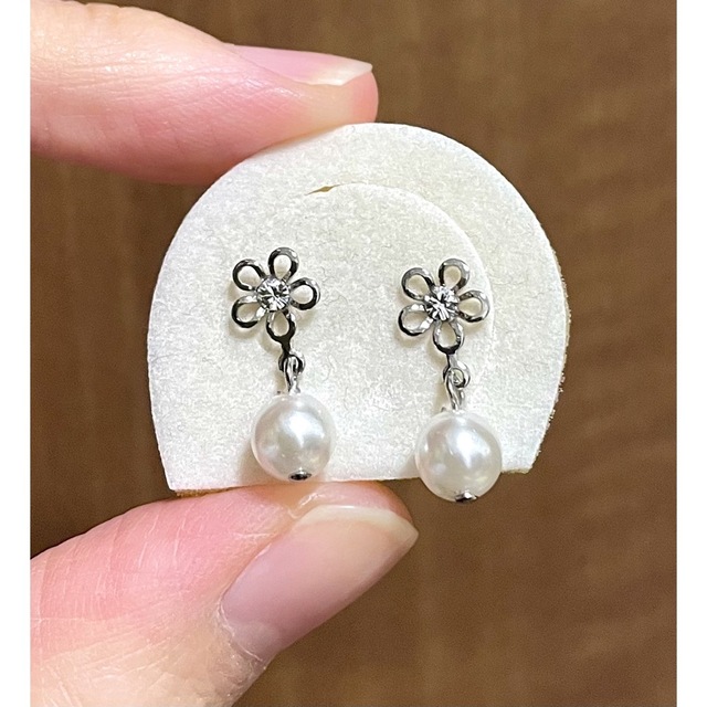 お花 × パール　ピアス レディースのアクセサリー(ピアス)の商品写真