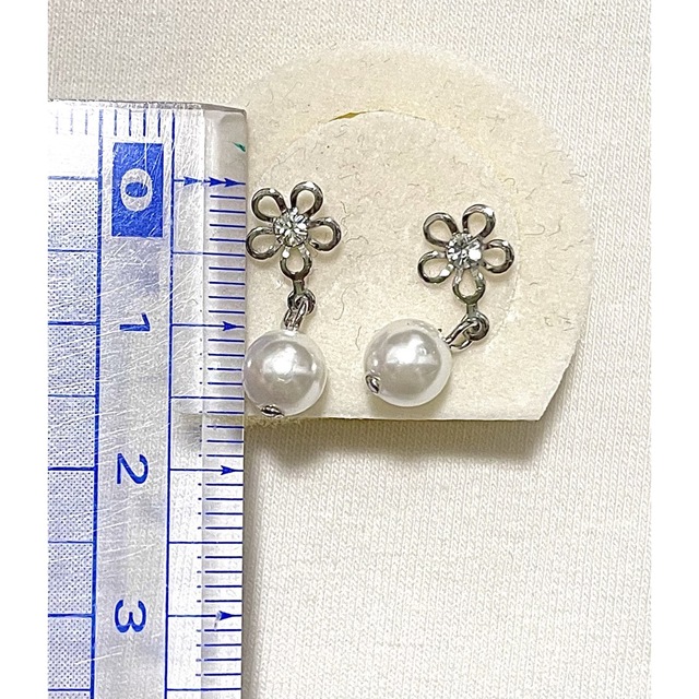 お花 × パール　ピアス レディースのアクセサリー(ピアス)の商品写真