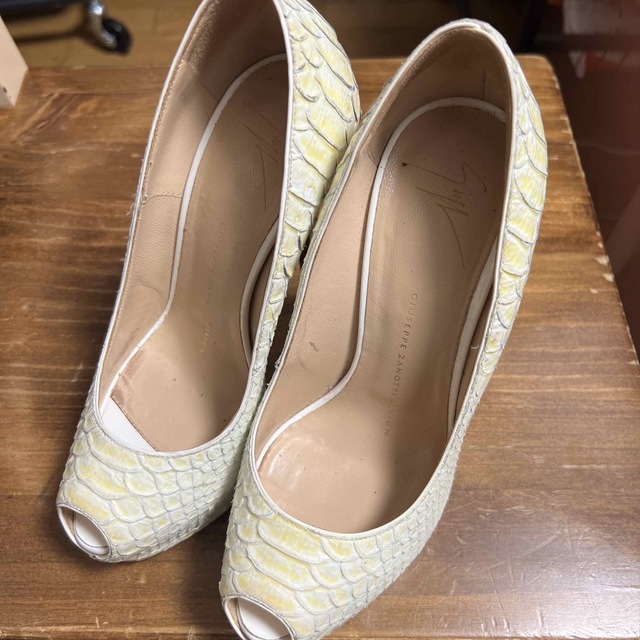 GIUZEPPE ZANOTTI(ジュゼッペザノッティ)の14cmピンヒール　ジュゼッペザノッティ　パイソン　36 23cm レディースの靴/シューズ(ハイヒール/パンプス)の商品写真