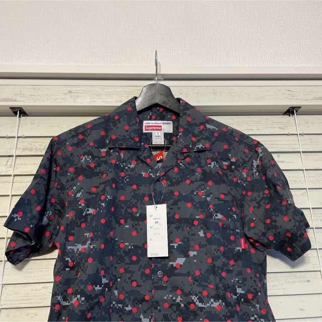 COMME des GARCONS(コムデギャルソン)の新品タグ付き　COMMEdesGARCONS  SHIRT×supreme 半袖 メンズのトップス(シャツ)の商品写真