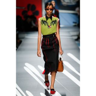 PRADA■2018プレタポルテコレクション ペンシルスカート ブラックレッド