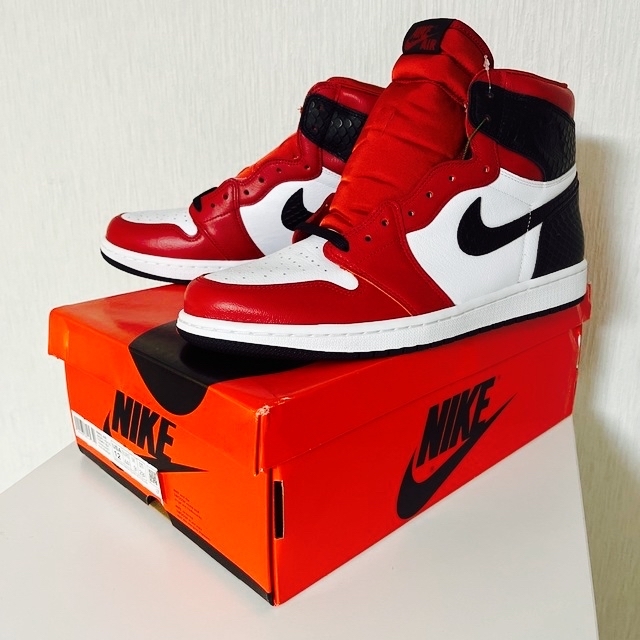 Wmns Air Jordan 1 High OG "Satin Red"靴/シューズ