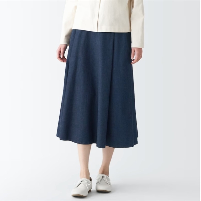 MUJI (無印良品)(ムジルシリョウヒン)のストレッチライトオンスデニムタックスカート レディースのスカート(ひざ丈スカート)の商品写真