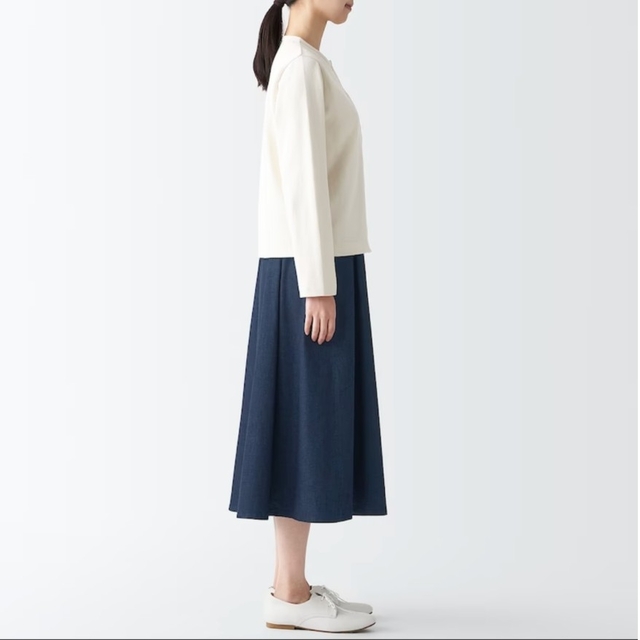 MUJI (無印良品)(ムジルシリョウヒン)のストレッチライトオンスデニムタックスカート レディースのスカート(ひざ丈スカート)の商品写真