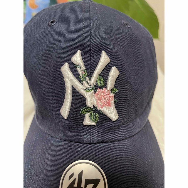 NEW ERA(ニューエラー)の新品　ローズ刺繍　ヤンキースキャップ メンズの帽子(キャップ)の商品写真