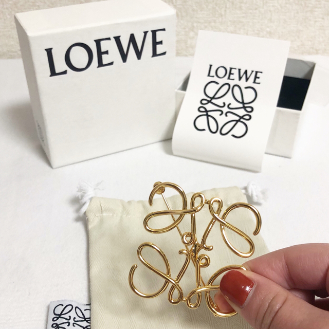 LOEWE - 《 新品未使用 》LOEWEブローチ ゴールド ／ 箱付き📦／即購入 