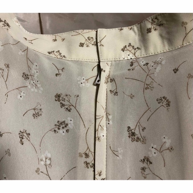 ベージュの小花柄スカート レディースのスカート(ロングスカート)の商品写真