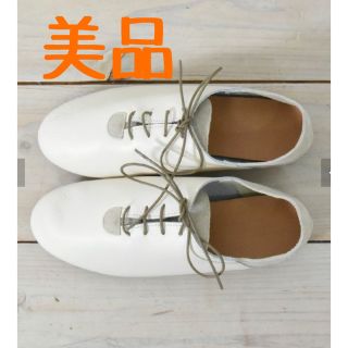 hughugレディース靴　白美品(ローファー/革靴)