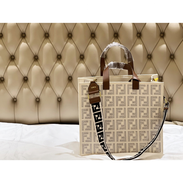 FENDI トートバッグ レディースのバッグ(トートバッグ)の商品写真