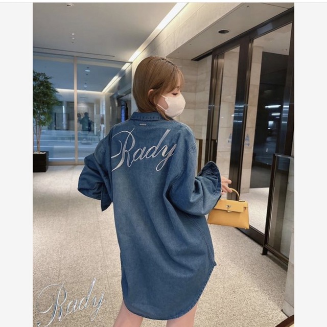 Rady(レディー)のRady バックロゴデニムシャツ　フリーサイズ レディースのトップス(シャツ/ブラウス(長袖/七分))の商品写真