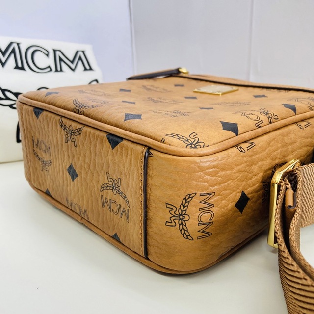 MCM(エムシーエム)のMCM クロスボディバッグ MMRAAKC04 ブラウン レディースのバッグ(ショルダーバッグ)の商品写真