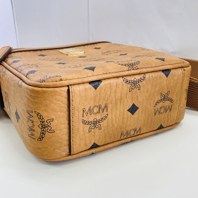 MCM(エムシーエム)のMCM クロスボディバッグ MMRAAKC04 ブラウン レディースのバッグ(ショルダーバッグ)の商品写真