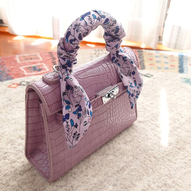 お値下げ！！♥クロコ風ハンドバッグ♥パープル スカーフ付き　新品・未使用品 レディースのバッグ(ハンドバッグ)の商品写真