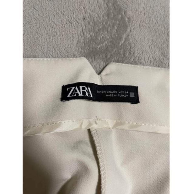 ZARA(ザラ)のZARA タックワイドパンツ　オフホワイト レディースのパンツ(カジュアルパンツ)の商品写真