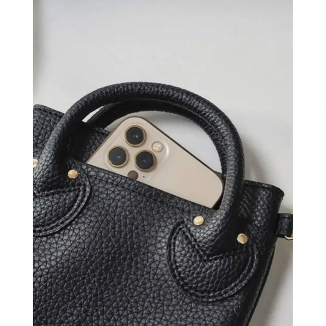 ヤングアンドオルセン　スマホショルダーバッグ　セブンイレブン限定　人気色ベージュ レディースのバッグ(ショルダーバッグ)の商品写真