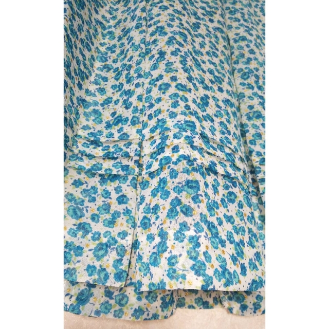 anySiS(エニィスィス)のエニスィス　小花柄　総柄　ラメ　ゴールド　エメラルドグリーン　可愛い　スカート レディースのスカート(ひざ丈スカート)の商品写真