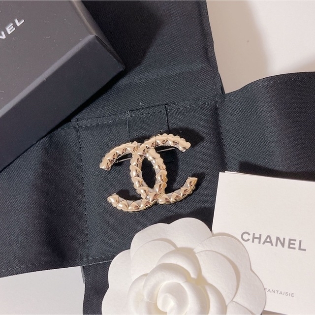 CHANEL(シャネル)のCHANEL ブローチ　ハート　ゴールド レディースのアクセサリー(ブローチ/コサージュ)の商品写真