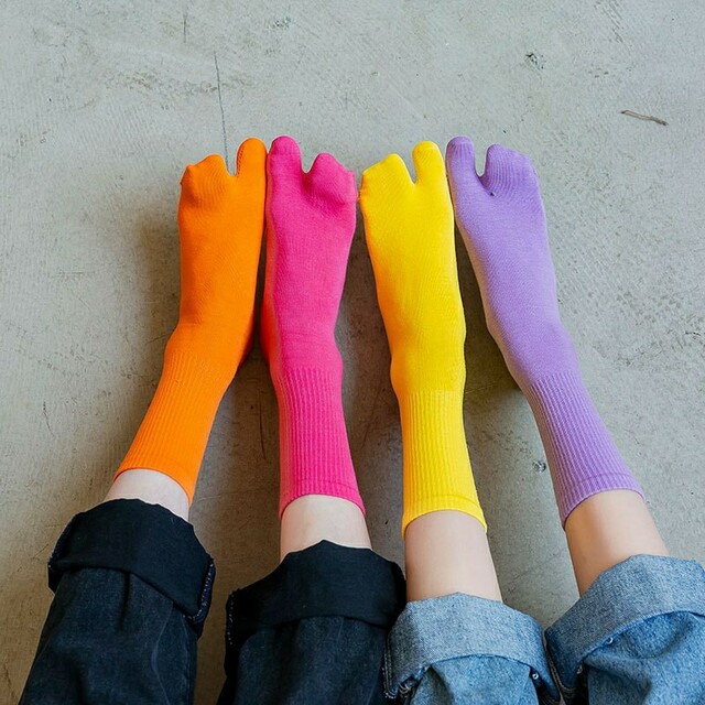 《3足》白、青、オレンジ　足袋ソックス 靴下 足袋シューズ ネオンカラー レディースのレッグウェア(ソックス)の商品写真
