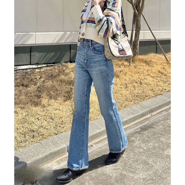 moussy(マウジー)の新品タグ付き♡MOUSSY MVS flare♡フレアデニム レディースのパンツ(デニム/ジーンズ)の商品写真