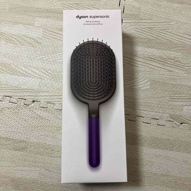 Dyson(ダイソン)の【新品 未使用】dyson ダイソン パドルブラシ ブラック パープル コスメ/美容のヘアケア/スタイリング(ヘアブラシ/クシ)の商品写真