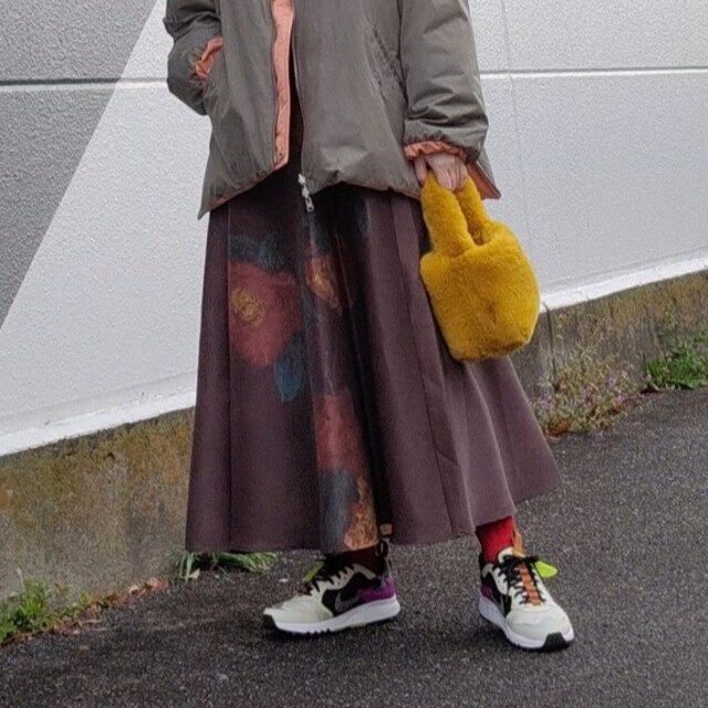 Ameri VINTAGE(アメリヴィンテージ)のAmeri　ELLIE ASYMMETRY PLEATS SKIRT レディースのスカート(ロングスカート)の商品写真
