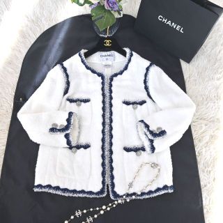 シャネル(CHANEL)の★CHANEL★新品同様★ふわふわ★ラメ★CCボタン★ノーカラージャケット(ノーカラージャケット)