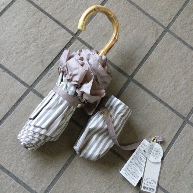 pink trick(ピンクトリック)の限定セールピンクトリック3段折たたみ晴雨兼用傘アイスグレージュxフリルストライプ レディースのファッション小物(傘)の商品写真