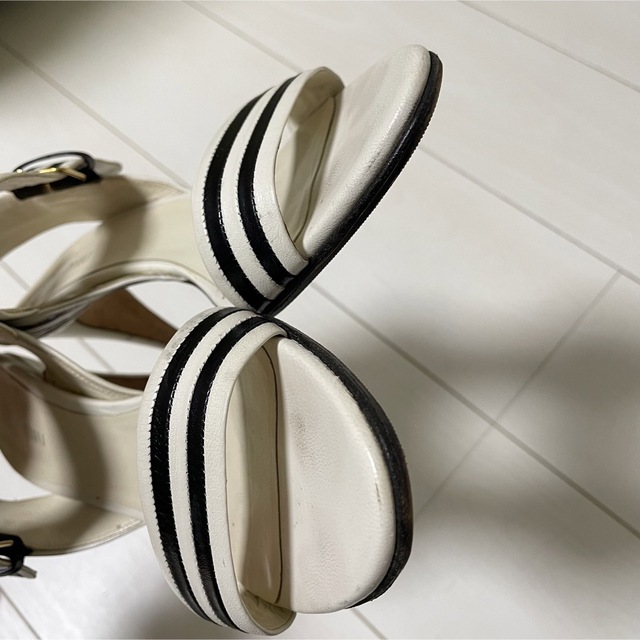 miumiu(ミュウミュウ)の良品miumiuミュウミュウ　ストラップサンダル　ビアンコ・ネロ　サイズ表記37 レディースの靴/シューズ(サンダル)の商品写真