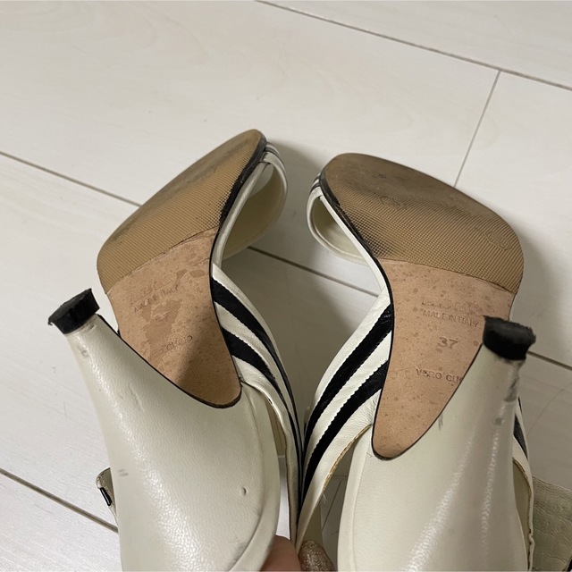 miumiu(ミュウミュウ)の良品miumiuミュウミュウ　ストラップサンダル　ビアンコ・ネロ　サイズ表記37 レディースの靴/シューズ(サンダル)の商品写真
