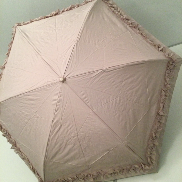 pink trick(ピンクトリック)のピンクトリック　まるい3段折たたみ晴雨兼用傘　ラテベージュ レディースのファッション小物(傘)の商品写真