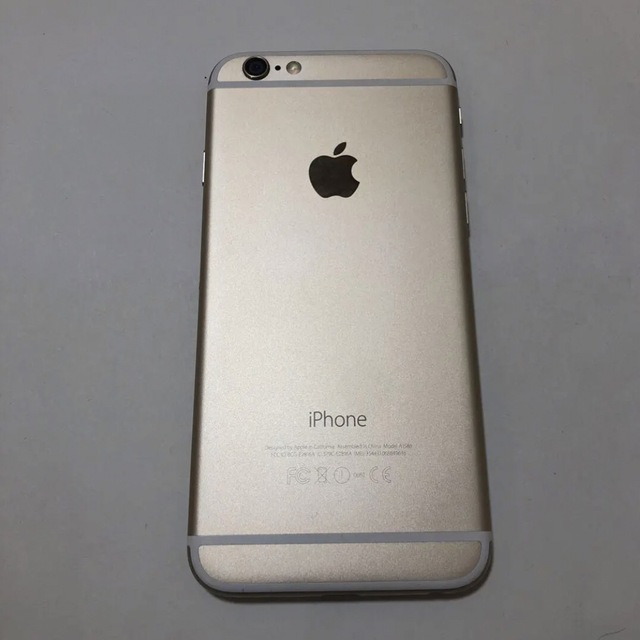 iPhone 6 Gold 128 GB docomo マグネットケーブル付き スマホ/家電/カメラのスマートフォン/携帯電話(スマートフォン本体)の商品写真