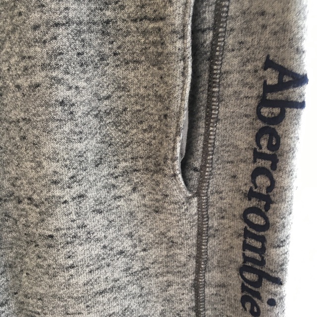 Abercrombie&Fitch(アバクロンビーアンドフィッチ)のアバクロ　ショートパンツ　グレー　メンズ メンズのパンツ(ショートパンツ)の商品写真