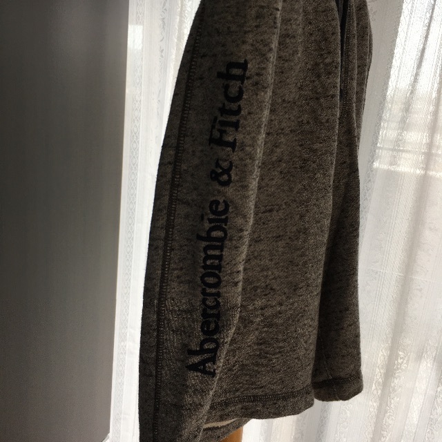 Abercrombie&Fitch(アバクロンビーアンドフィッチ)のアバクロ　ショートパンツ　グレー　メンズ メンズのパンツ(ショートパンツ)の商品写真