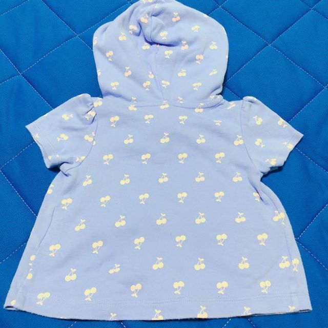 carter's(カーターズ)のカーターズ さくらんぼパーカー キッズ/ベビー/マタニティのベビー服(~85cm)(Ｔシャツ)の商品写真