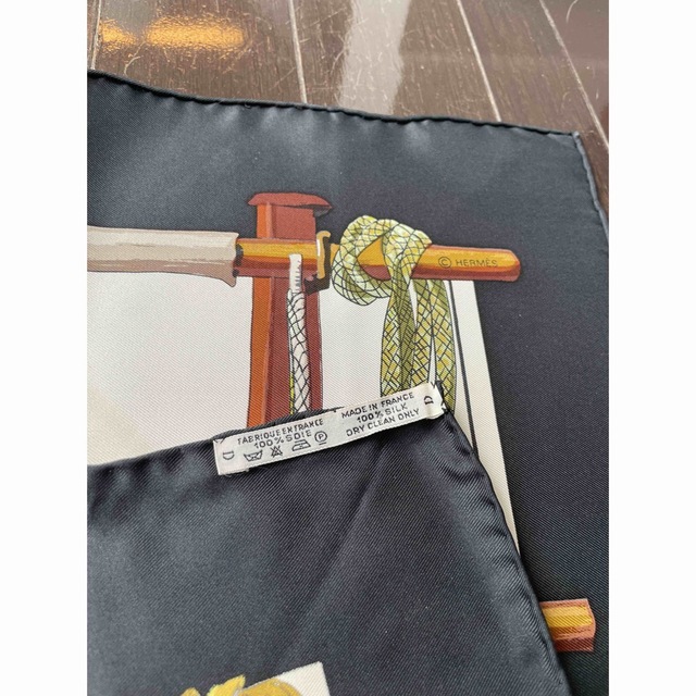 Hermes(エルメス)のかっこいいブラック　人気のタッセル柄　エルメス　スカーフ　カレ90 レディースのファッション小物(バンダナ/スカーフ)の商品写真