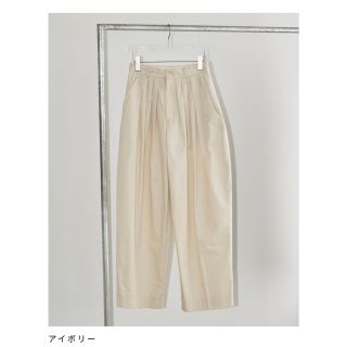 トゥデイフル(TODAYFUL)のトゥデイフル　Tuck Tapered Trousers アイボリー　36(カジュアルパンツ)