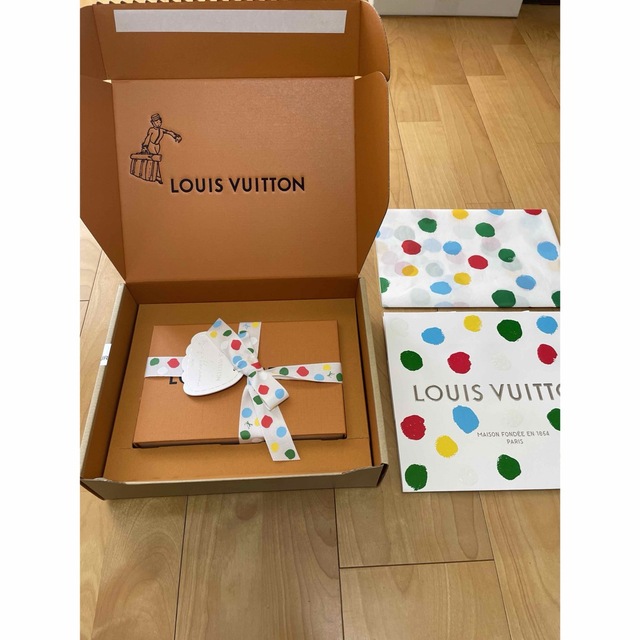 LOUIS VUITTON(ルイヴィトン)の新作新品ルイヴィトン草間彌生ポルト クレ・ヴィヴィエンヌ インフィニティ ドット レディースのファッション小物(キーホルダー)の商品写真