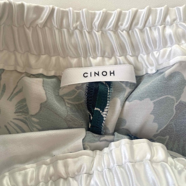 CINOH(チノ)のCINOH チノ フラワー プリント イージーパンツ 松たか子さん着用 レディースのパンツ(カジュアルパンツ)の商品写真