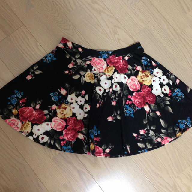 FOREVER 21(フォーエバートゥエンティーワン)の美品♡花柄スカート レディースのスカート(ミニスカート)の商品写真