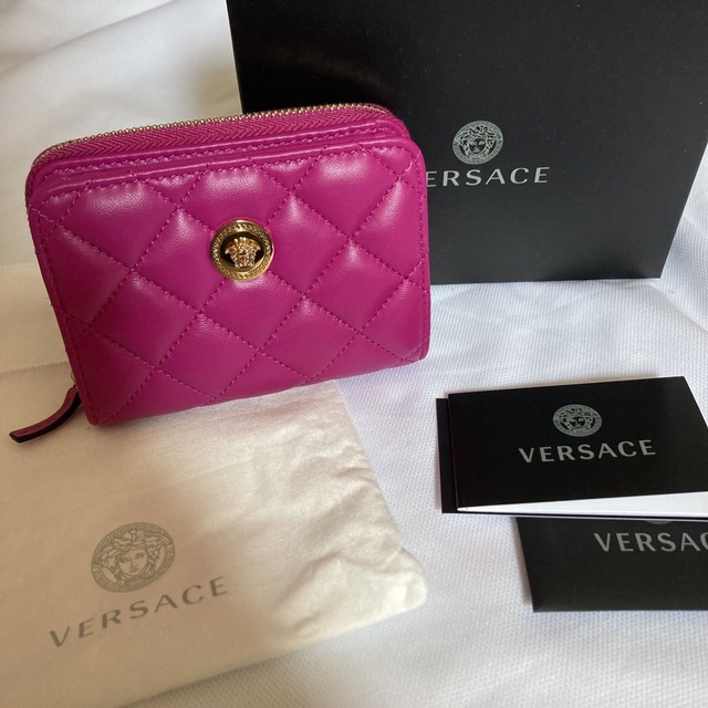 VERSACE(ヴェルサーチ)のVERSACE キルティングレザー　二つ折り財布 レディースのファッション小物(財布)の商品写真