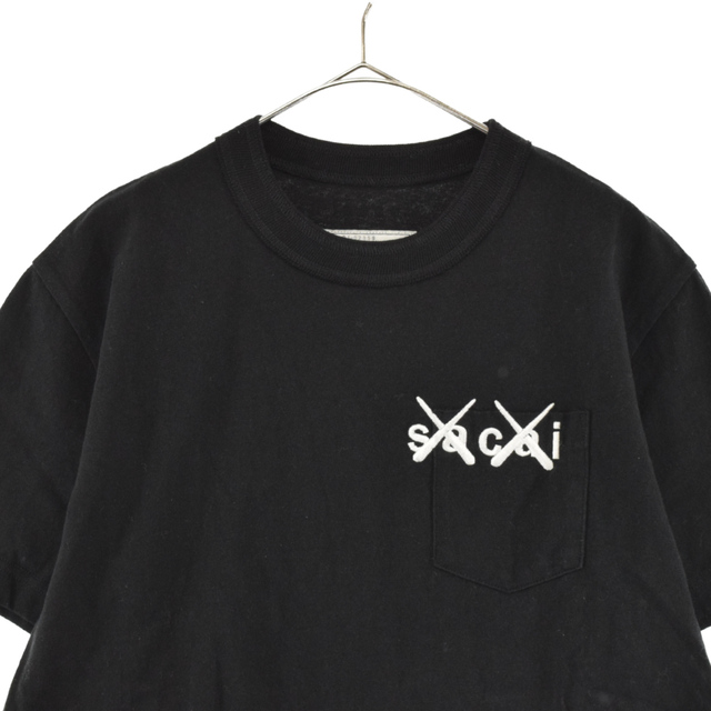 sacai(サカイ)のSacai サカイ 21AW×KAWS ロゴ刺繍ポケット 半袖Tシャツ 21-0285S ブラック メンズのトップス(Tシャツ/カットソー(半袖/袖なし))の商品写真