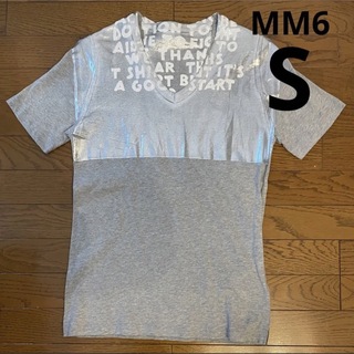 エムエムシックス(MM6)のMM6 グレー×シルバー　プリント　Vネック　Tシャツ S(Tシャツ/カットソー(半袖/袖なし))