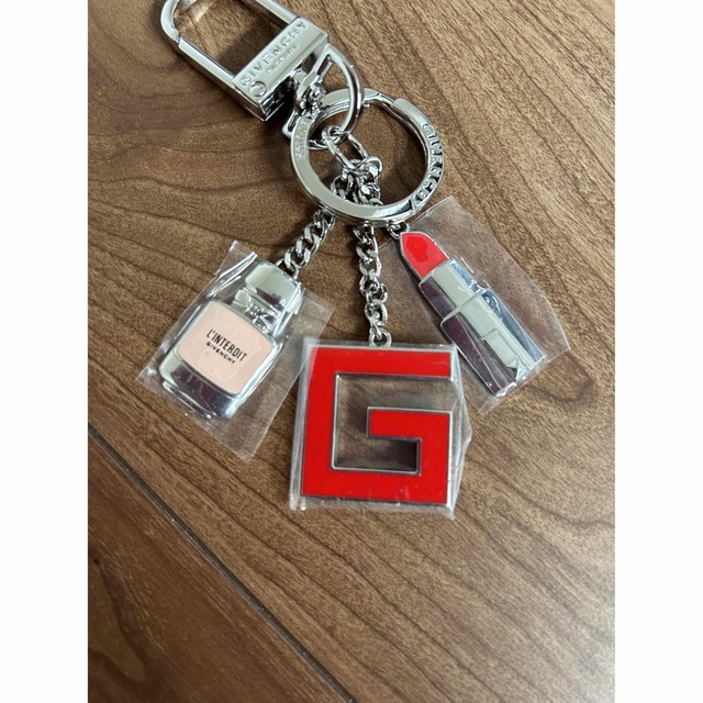 GIVENCHY(ジバンシィ)のtate様専用♡ノベルティ　ポイントギフト　チャーム　キーホルダー、新品 レディースのファッション小物(キーホルダー)の商品写真